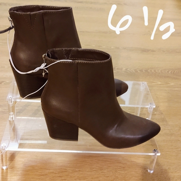 🔥 3/$10 NWOT - Bren Zipper Back Bootie - Brown - Picture 3 of 8